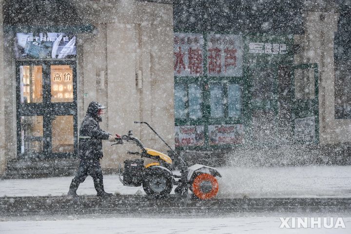 [선양=신화/뉴시스] 6일 중국 랴오닝성 선양에서 한 근로자가 제설작업을 하고 있다. 2023.11.07.
