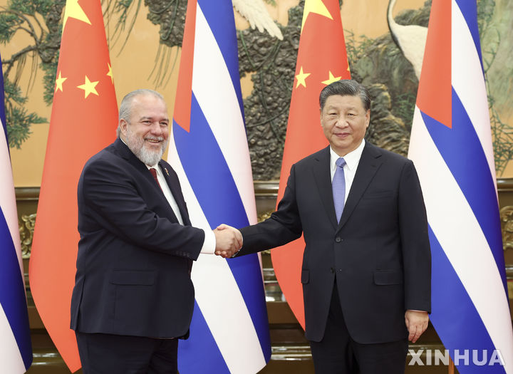 [베이징=신화/뉴시스]시진핑 중국 국가주석이 6일 베이징 인민대회당에서 마누엘 마레로 쿠바 총리와 회담하고 있다. 2023.11.07.