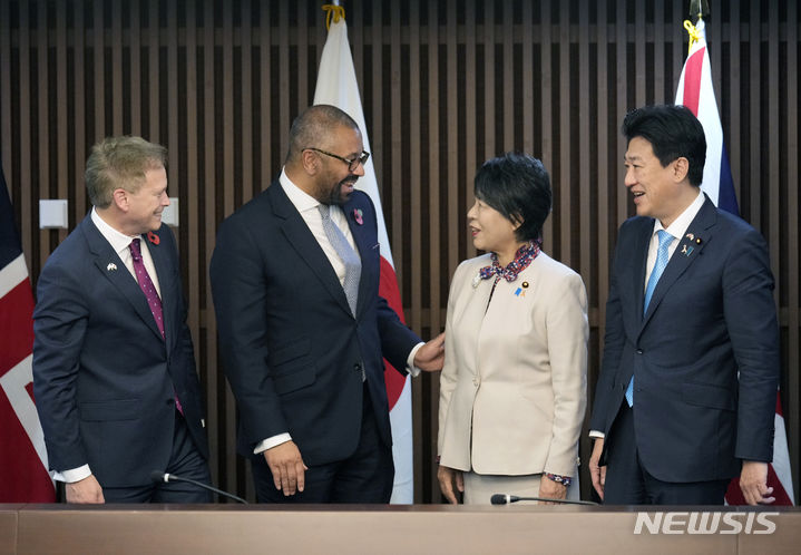 [도쿄=AP/뉴시스] 일본과 영국 양국이 7일 외교·국방장관 2+2 회담을 통해 북한 핵·미사일 문제, 중국 등 동아시아 정세 대응에서 협력을 지속하고 안보 분야에서의 협력을 한층 강화하기로 했다. 회담에 참석한 장관들. 오른쪽부터 왼쪽 순서로 기하라 미노루 일본 방위상, 가미카와 요코 일본 외무상, 제임스 클레벌리 영국 외무부 장관과 그랜트 섑스 영국 국방부 장관. 2023.11.07