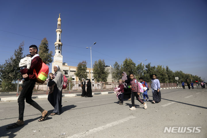 [알부레이=AP/뉴시스] 7일(현지시각) 가자지구 알부레이에서 팔레스타인 주민들이 살라 알딘 도로를 따라 남부로 대피하고 있다. 2023.11.08.
