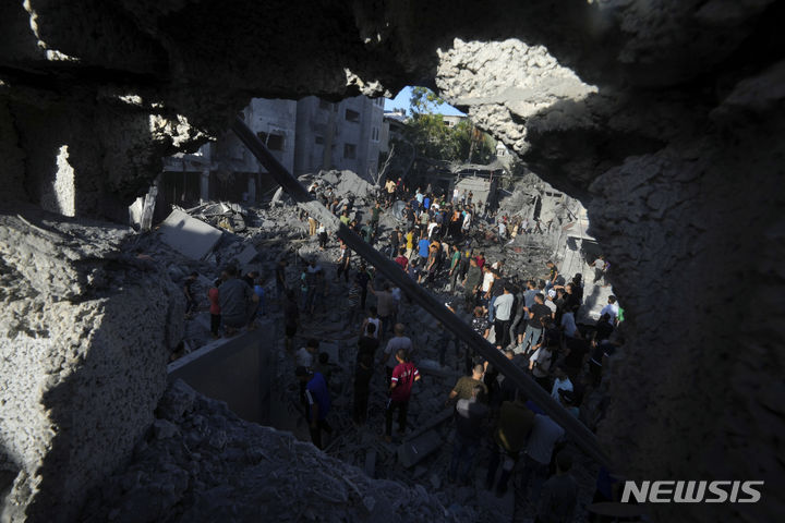 [가자지구=AP/뉴시스] 7일(현지시각) 가자지구 데이르 알발라 주민들이 이스라엘의 공습으로 파괴된 건물 잔해 속에서 생존자를 찾고 있다. 2023.11.08. 