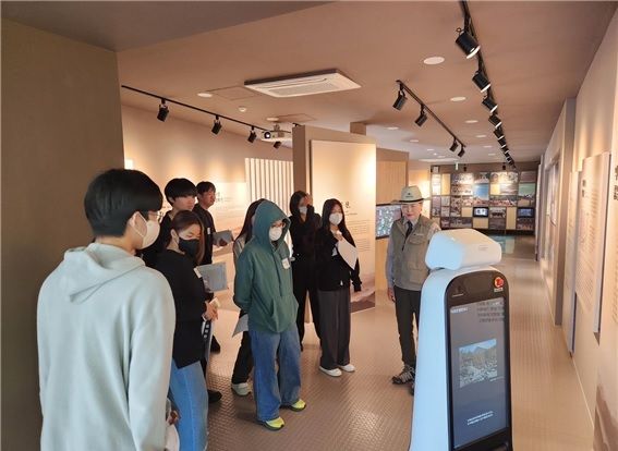 국립공원 탐방 안내소 전시관을 안내하는 스마트 해설로봇 '반디'가 덕유산국립공원 탐방 안내소에 방문한 학생들을 대상으로 전시관 해설을 하고 있다. (사진=국립공원공단 제공) 2023.11.07 photo@newsis.com&nbsp; *재판매 및 DB 금지