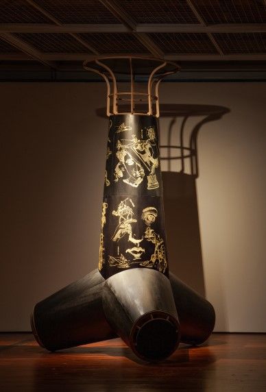 서성협_기념비 #02, 2023, 나무에 먹, 유채, 스텐실, 390×245×275cm. *재판매 및 DB 금지