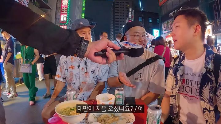 [서울=뉴시스]11월2일 여행 유튜버 빠니보틀의 유튜브 채널에 '여행 딴따라들과 함께한 가오슝 배낭여행 시작'이라는 제목의 영상이 올라왔다.(사진=유튜브'빠니보틀'캡처) 2023.11.07 photo@newsis.com *재판매 및 DB 금지