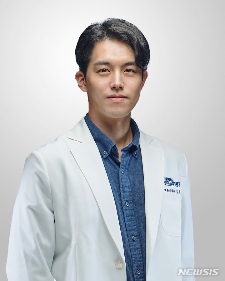 [인천=뉴시스] 김윤석 가톨릭대학교 인천성모병원 호흡기내과 교수. (사진=인천성모병원 제공)