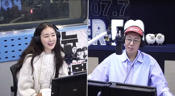 [서울=뉴시스] 7일 방송된 SBS 파워FM '김영철의 파워FM'(이하 '철파엠')에는 배우 최지우가 게스트로 출연했다. 사진은 최지우(왼쪽), 김영철. (사진=SBS 파워FM '김영철의 파워FM' 보는 라디오 캡처) 2023.11.07. photo@newsis.com *재판매 및 DB 금지
