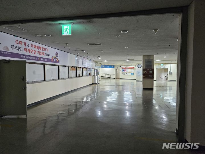 [서울=뉴시스] 박광온 기자 = 7일 오전 11시 서울 중랑구 상봉터미널 매표소 앞엔 사람의 발걸음이 끊겨 적막함만 가득했다. 2023.11.07. lighton@newsis.com