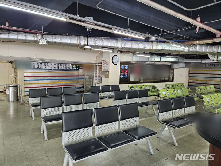 [서울=뉴시스] 박광온 기자 = 7일 오전 11시 서울 중랑구 상봉터미널엔 텅 빈 대합실과 문을 닫은 매점만 남아있었다. 2023.11.07. lighton@newsis.com