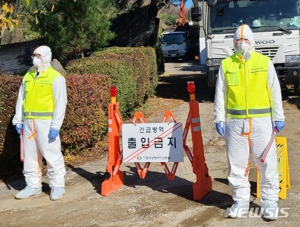 [충주=뉴시스] 이도근 기자= 충주시 방역공무원이 7일 럼프스킨병 확진판정이 나온 주덕읍 사락리 한 축산농가 입구에서 출입을 통제하고 있다. (사진=충주시 제공) 2023.11.7. photo@newsis.com  *재판매 및 DB 금지