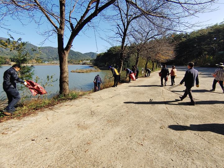 부북면 기관단체협의회가 가산저수지 일원에서 둘레길 가꾸기 플로깅을 하고 있다. (사진=밀양시 제공) *재판매 및 DB 금지