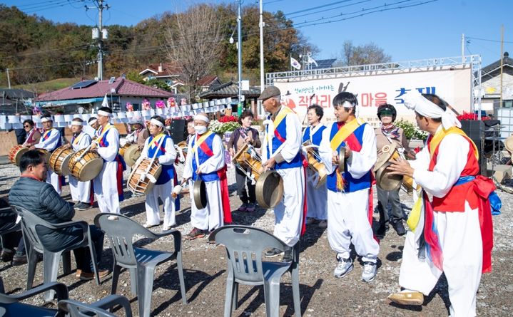 [증평=뉴시스] 강신욱 기자 = 충북 증평군 도안면 화성3리 상작마을 주민들이 7일 작다리 붓마을 축제에서 사물놀이 공연을 하고 있다. (사진=증평군 제공) 2023.11.07. photo@newsis.com *재판매 및 DB 금지