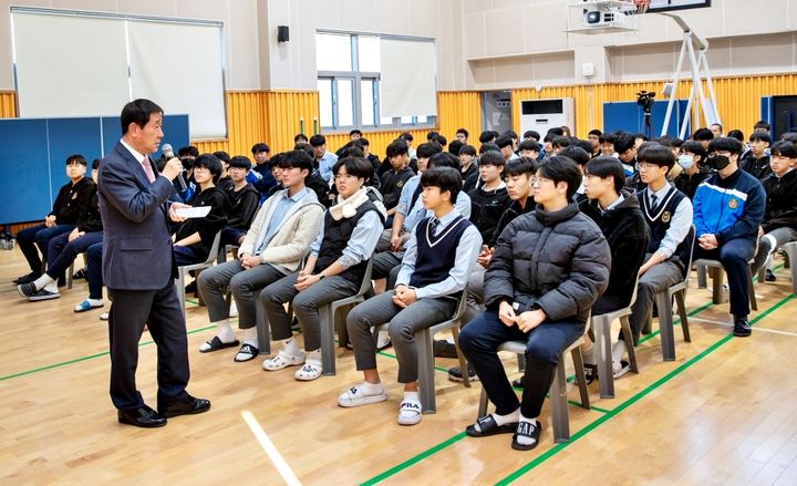 [증평=뉴시스] 강신욱 기자 = 이재영 충북 증평군수가 7일 형석중 창조관에서 3학년생들을 대상으로 특강을 하고 있다. (사진=증평군 제공) 2023.11.07. photo@newsis.com *재판매 및 DB 금지