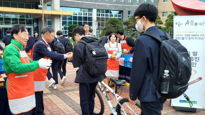 설동호 대전시교육감과 정낙선 농협대전지역본부장이 7일 대전고등학교에서 아침밥 먹기 캠페인을 벌이고 있다. 2023. 11. 07  *재판매 및 DB 금지