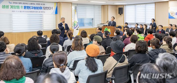 [인천=뉴시스] 윤환 인천 계양구청장이 효성1동 행정복지센터에서 주민들에게 인사하고 있다. 윤 구청장은 6일 효성1·2동을 시작으로 14일까지 12개동을 방문한다. (사진=계양구 제공)