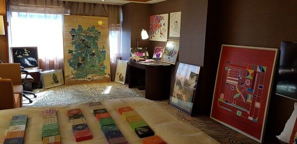 지난해 인터컨티넨탈 서울 코엑스 호텔 객실에서 열렸던 '핑크아트페어' 전시 장면. *재판매 및 DB 금지