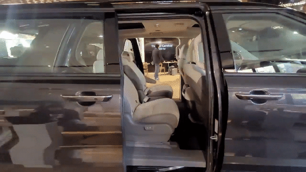 [서울=뉴시스] 강주희 기자 =기아는 7일 이번 달 출시 예정인 '더 뉴 카니발'의 주요 사양과 가격을 공개하고, 오는 8일 사전 계약을 시작한다고 밝혔다. 사진은 서울 강남구 소재 브랜드 체험관 기아 360에 전시된 더 뉴 카니발. 2023.11.07 zooey@newsis.com *재판매 및 DB 금지 *재판매 및 DB 금지