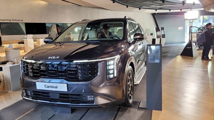 [서울=뉴시스] 강주희 기자 =기아는 7일 이번 달 출시 예정인 '더 뉴 카니발'의 주요 사양과 가격을 공개하고, 오는 8일 사전 계약을 시작한다고 밝혔다. 사진은 서울 강남구 소재 브랜드 체험관 기아 360에 전시된 더 뉴 카니발. 2023.11.07 zooey@newsis.com *재판매 및 DB 금지