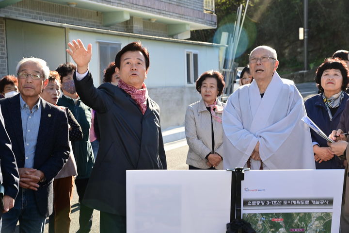 [진주=뉴시스]조규일 진주시장, 상봉동 17통 개미골 도로개설 완료 현장 점검. *재판매 및 DB 금지