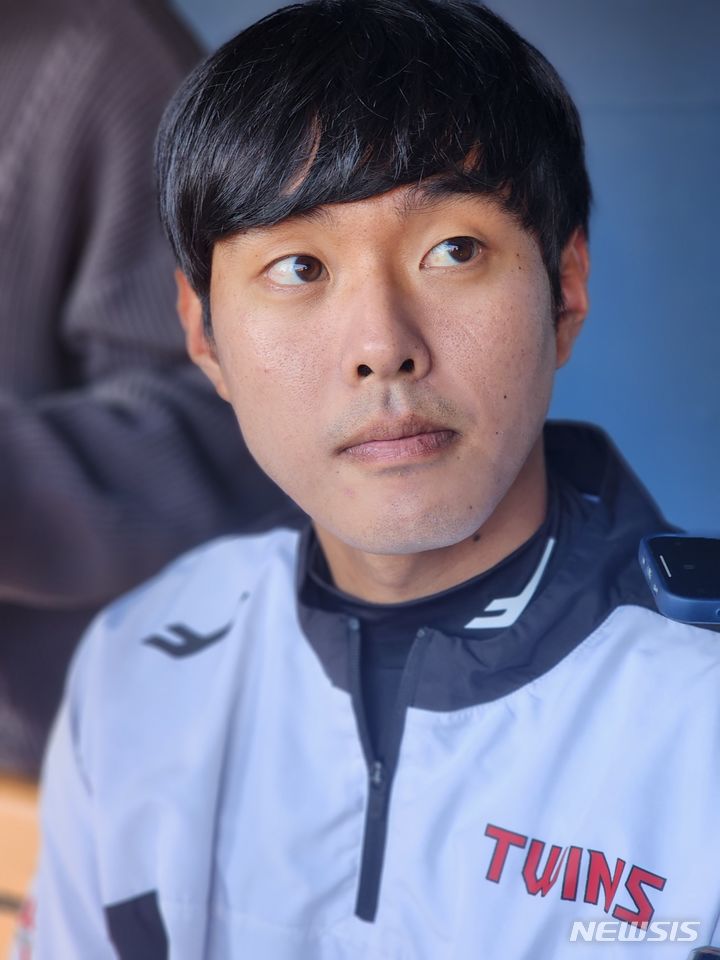 [서울=뉴시스]김주희 기자=LG 트윈스 최승민이 7일 잠실구장에서 열리는 KT 위즈와 한국시리즈 1차전을 앞두고 인터뷰하고 있다. 2023.11.07.