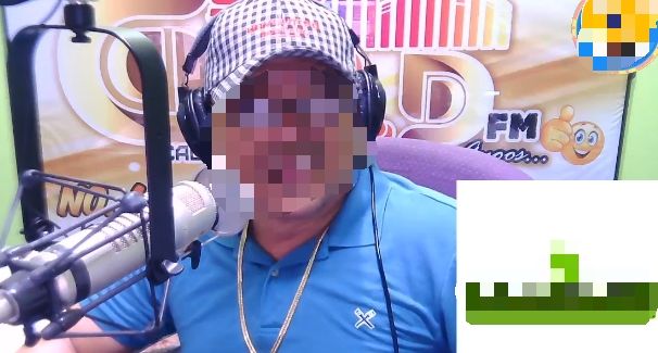 [서울=뉴시스] 필리핀의 한 방송인이 자택에서 소셜미디어(SNS)를 통해 실시간 방송을 진행하던 중 괴한이 쏜 총에 맞아 숨졌다고 미국 AP통신 등이 5일(현지시간) 보도했다. 사진은 피해자 후안 후말론(57)이 생전 방송을 진행하던 모습. (사진=94.7 Gold FM Calamba 페이스북 갈무리) 2023.11.07 *재판매 및 DB 금지