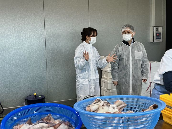 최용석 해수부 수산정책실장이 군산수산물가공거점단지 입주 업체인 밥강도(수산물가공·제조)를 방문해 업계 애로사항을 청취하고 있다. *재판매 및 DB 금지