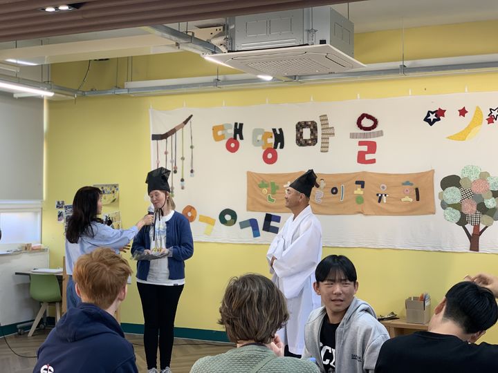 [울산=뉴시스] 한국 전통문화 체험하는 덴마크 학생들(울산시교육청 제공) *재판매 및 DB 금지