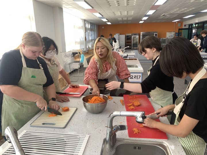 [울산=뉴시스] 한국 전통문화 체험하는 덴마크 학생들(울산시교육청 제공) *재판매 및 DB 금지