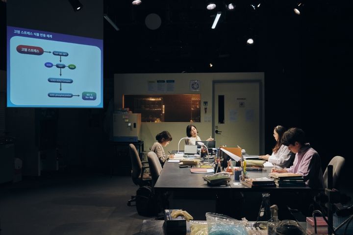 [서울=뉴시스]연극 '잘못된 성장의 사례' 공연 사진. (사진=두산아트센터 제공) 2023.11.07. photo@newsis.com *재판매 및 DB 금지