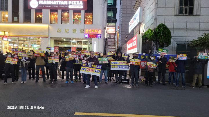 7일 한국주식투자자연합회(한투연)와 개인투자자들은 이날 오후 5시부터 7시까지 여의도 국민의힘 당사 앞에서 '모든 공매도 금지 촉구 촛불집회'를 진행했다.(사진제공=한투연) *재판매 및 DB 금지