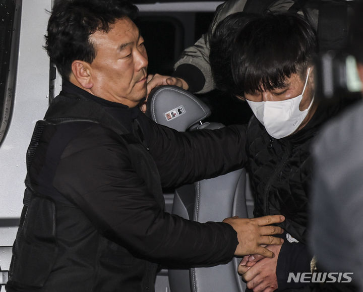 [안양=뉴시스] 김근수 기자 = 특수강도 혐의로 서울구치소에 수감됐다 도주한 김길수가 6일 오후 경기 안양시 안양동안경찰서로 호송되고 있다. 2023.11.06. ks@newsis.com