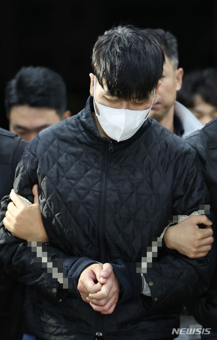 [안양=뉴시스] 김근수 기자 = 특수강도 혐의로 서울구치소에 수감됐다 도주한 김길수가 6일 오후 경기 안양시 안양동안경찰서로 호송되고 있다. 2023.11.06. ks@newsis.com