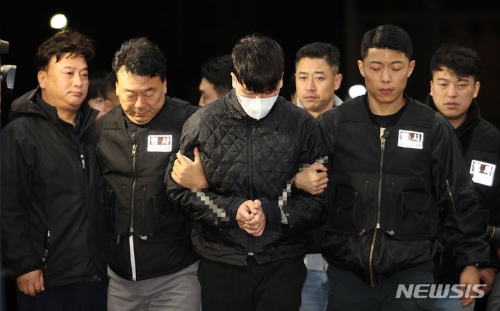 [안양=뉴시스] 김근수 기자 = 특수강도 혐의로 서울구치소에 수감됐다 도주한 김길수가 6일 오후 경기 안양시 안양동안경찰서로 호송되고 있다. 2023.11.06. ks@newsis.com