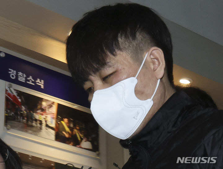 [안양=뉴시스] 김근수 기자 = 특수강도 혐의로 서울구치소에 수감됐다 도주한 김길수가 6일 오후 경기 안양시 안양동안경찰서로 호송되고 있다. 2023.11.06. ks@newsis.com