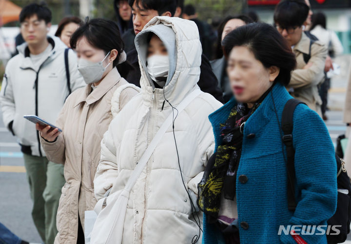 [서울=뉴시스] 김진아 기자 = ﻿﻿요즘처럼 기온의 변동폭이 큰 날씨에는 고혈압 등 심뇌혈관 질환자는 혈압이 상승해 부정맥·심근경색·뇌졸중 등 심뇌혈관 질환 위험이 커져 각별히 주의해야 한다. 기온이 큰 폭으로 떨어지면서 초겨울 추위가 시작된 지난 7일 서울 종로구 광화문네거리에서 두터운 외투를 입은 시민들이 출근길 발걸음을 재촉하고 있다. 기상청은 '북서쪽에서 찬 공기가 남하하면서 7일과 8일 기온이 평년보다 2~5도 낮아지고 바람도 강하게 불어 체감온도는 더욱 낮아 춥겠다'고 예보했다. 2023.11.07. bluesoda@newsis.com