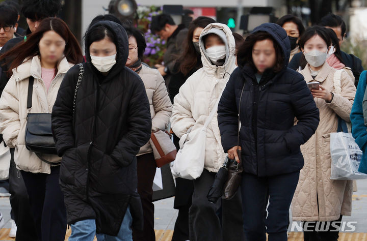 [서울=뉴시스] 김진아 기자 = 지난 7일 서울 종로구 광화문네거리에서 두터운 외투를 입은 시민들이 출근길 발걸음을 재촉하고 있는 모습. 2023.11.07. bluesoda@newsis.com