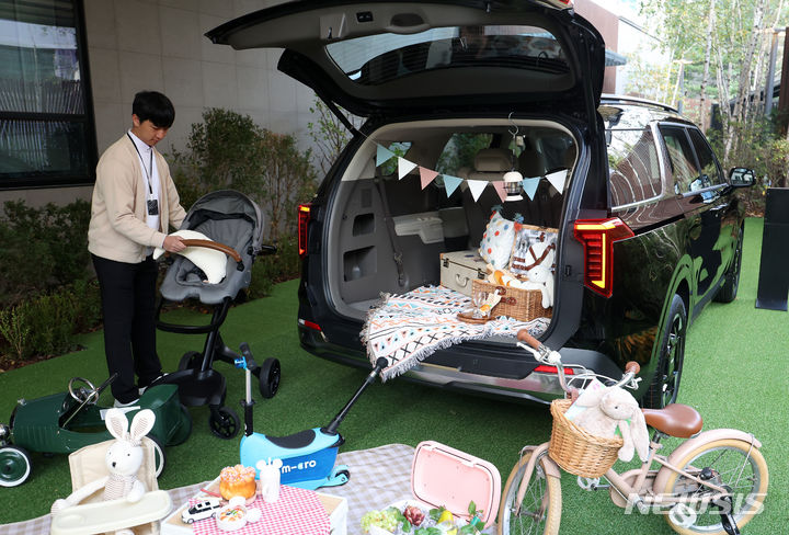 [서울=뉴시스] 김명년 기자 = 7일 오전 서울 강남구 기아 360에서 열린 '기아 더 뉴 카니발 미디어데이'에서 4세대 상품성 개선 모델이 공개되고 있다. 2023.11.07. kmn@newsis.com