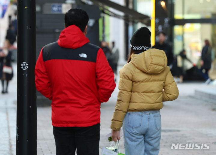 [서울=뉴시스] 김혜진 기자 = 서울 아침 최저기온이 3도를 기록하며 초겨울 추위를 보인 지난 7일 오전 서울 중구 명동거리에서 두꺼운 외투를 입은 외국인 관광객들이 발걸음을 옮기고 있다. 2023.11.07. jini@newsis.com