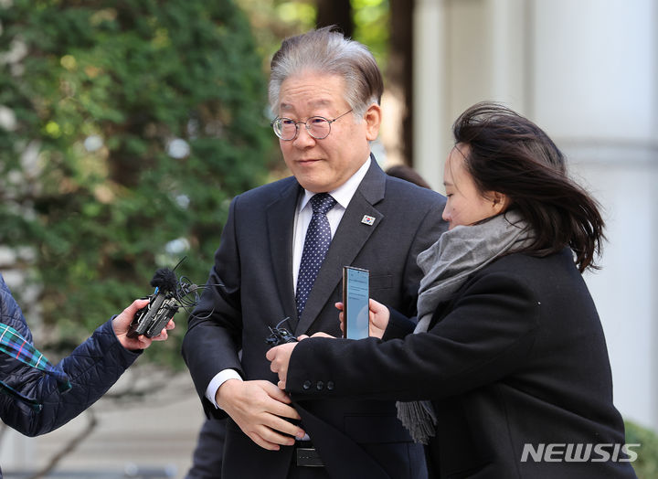 [서울=뉴시스] 김금보 기자 = 이재명 더불어민주당 대표가 7일 오전 서울 서초구 서울중앙지방법원에서 열린 '대장동 배임 및 성남FC 뇌물 의혹'과 관련한 5차 공판에 출석하고 있다. 2023.11.07. kgb@newsis.com