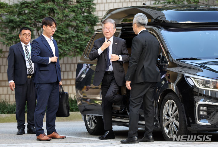 [서울=뉴시스] 김금보 기자 = 이재명 더불어민주당 대표가 7일 오전 서울 서초구 서울중앙지방법원에서 열린 '대장동 배임 및 성남FC 뇌물 의혹'과 관련한 5차 공판에 출석하고 있다. 2023.11.07. kgb@newsis.com