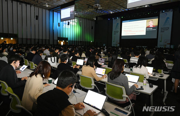 [수원=뉴시스] 김종택기자 = 삼성전자가 인공지능(AI)·컴퓨터 공학(CE) 분야 세계적 석학과 전문가를 초청해 7일 경기도 수원컨벤션센터에서 '삼성 AI 포럼 2023'을 개최했다. '더 나은 내일을 위한 초거대 AI'를 주제로 진행된 이번 포럼은 차세대 반도체 연구 역량 강화를 위한 AI와 CE 기술 연구 성과를 공유하고 향후 발전 방향을 논의했다. 2023.11.07. jtk@newsis.com