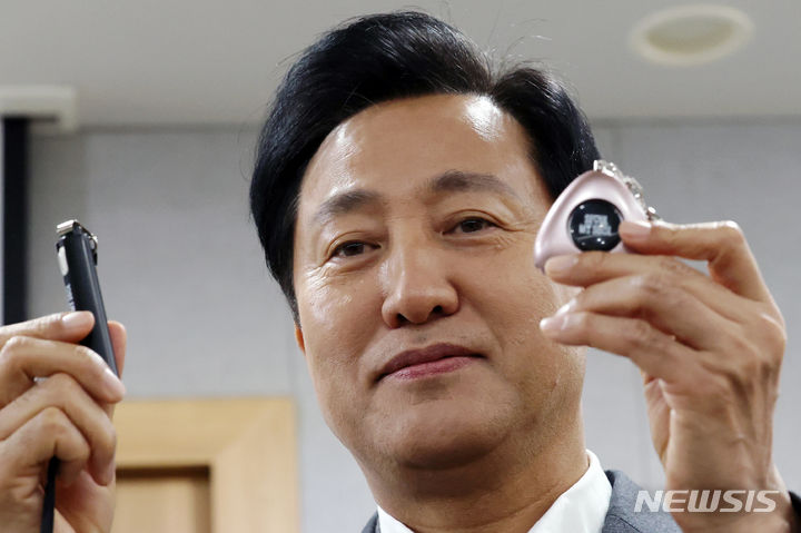 [서울=뉴시스] 조성우 기자 = 오세훈 서울시장이 7일 오전 서울 중구 서울시청에서 열린 부실공사 제로 추진계획 기자설명회에서 휴대용 SOS 비상벨 '지키미'를 소개하고 있다. 2023.11.07. xconfind@newsis.com