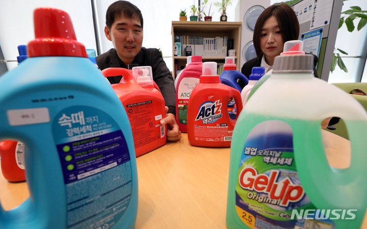 [세종=뉴시스] 강종민 기자 = 한국소비자원이 7일 세종시 정부세종청사에서 일반 세탁기용 액상 세탁세제 품질 비교시험 결과, 세척력과 경제성에서 제품별 차이를 보였고 안전성은 전 제품이 기준에 적합했지만 일부 제품은 표시가 부적합 했다고 밝히고 있다. 2023.11.07. ppkjm@newsis.com