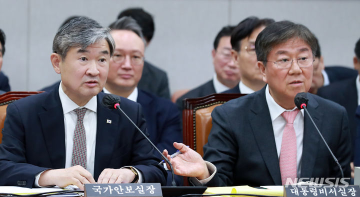 [서울=뉴시스] 이영환 기자 = 조태용 국가안보실장이 7일 오전 서울 여의도 국회에서 열린 국회운영위원회의 대통령비서실 등에 대한 국정감사에서 의원들의 질의에 답하고 있다. 오른쪽은 김대기 대통령비서실장. 2023.11.07. 20hwan@newsis.com