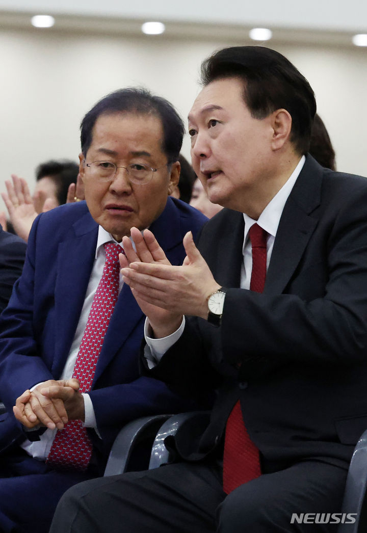 [대구=뉴시스] 조수정 기자 = 윤석열 대통령이 7일 대구 북구 엑스코에서 열린 2023년 바르게살기운동 전국회원대회에서 홍준표 대구시장과 대화하고 있다. 2023.11.07. chocrystal@newsis.com