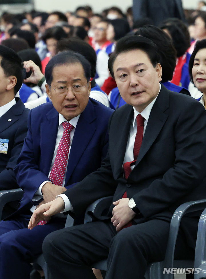 [대구=뉴시스] 조수정 기자 = 윤석열 대통령이 7일 대구 북구 엑스코에서 열린 2023년 바르게살기운동 전국회원대회에서 홍준표 대구시장과 대화하고 있다. 2023.11.07. chocrystal@newsis.com