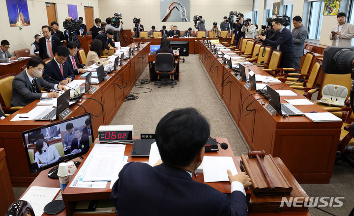 [서울=뉴시스] 추상철 기자 = 7일 오전 서울 여의도 국회에서 열린 박민 한국방송공사(KBS) 사장 후보자에 대한 인사청문회에서 항의하며 퇴장한 더불어민주당 의원 좌석이 텅 비어 있다. 2023.11.07. scchoo@newsis.com