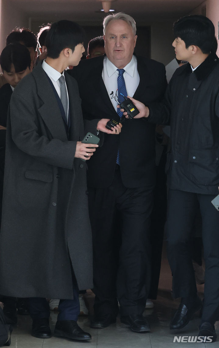 [서울=뉴시스] 배훈식 기자 = 인요한 국민의힘 혁신위원장이 7일 오후 서울 종로구 김종인 전 비상대책위원장의 사무실로 향하며 기자들의 질문에 답하고 있다. (공동취재사진) 2023.11.07. photo@newsis.com