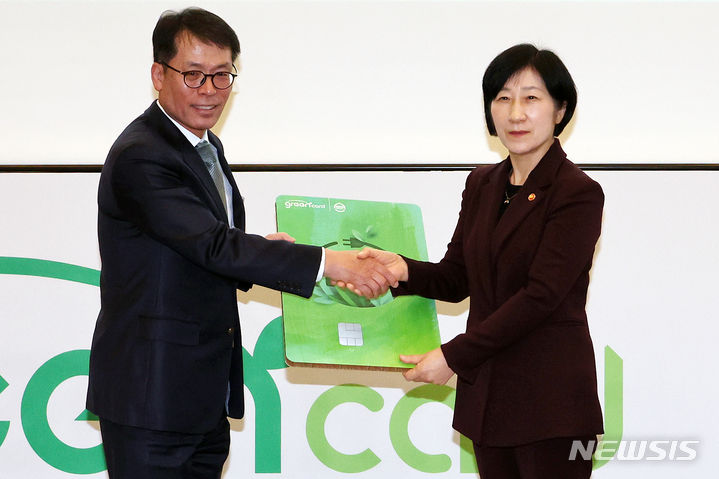 [서울=뉴시스] 조성우 기자 = 한화진 환경부 장관이 지난해 11월7일 오후 서울 중구 커뮤니티하우스 마실에서 열린 '어디로든 그린카드' 출시 기념행사에서 김성태 IBK기업은행장으로부터 1호 그린카드를 받고 있는 모습. 2023.11.07. xconfind@newsis.com