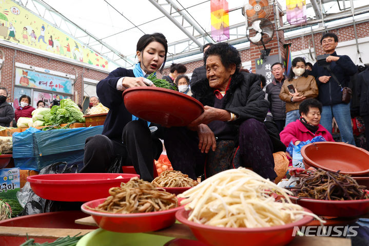 [순천=뉴시스] 전신 기자 = 윤석열 대통령 부인 김건희 여사가 7일 전남 순천 풍덕동 아랫장을 방문해 나물 및 야채를 구매하고 있다. 2023.11.07. photo1006@newsis.com