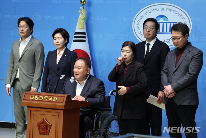 [서울=뉴시스] 조성봉 기자 = 이상민 더불어민주당 의원이 7일 오후 서울 여의도 국회 소통관에서 열린 공직선거법 관련 기자회견에서 발언을 하고 있다. 참가자들은 “내년 총선에서 다른 것보다도 위성정당의 출현을 막는 것이 가장 시급하다”며 선거법 개정을 요구했다. 왼쪽부터 조성주 정치유니온 '세번째 권력' 공동대표, 양향자 한국의희망 대표, 이 의원, 금태섭 새로운선택 창당준비위원장, 정태근 정치포럼 '당신과함께' 공동대표. 2023.11.07. suncho21@newsis.com